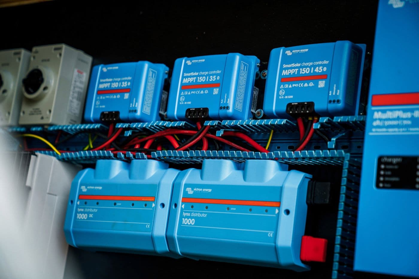 Victron-omvormer en laadregelaar in een off-grid installatie