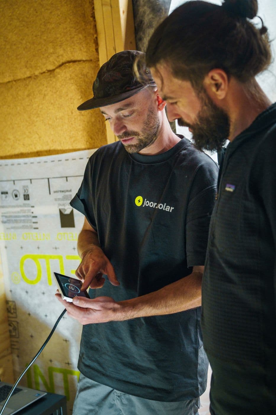 Monteurs bespreken een systeemontwerp op locatie