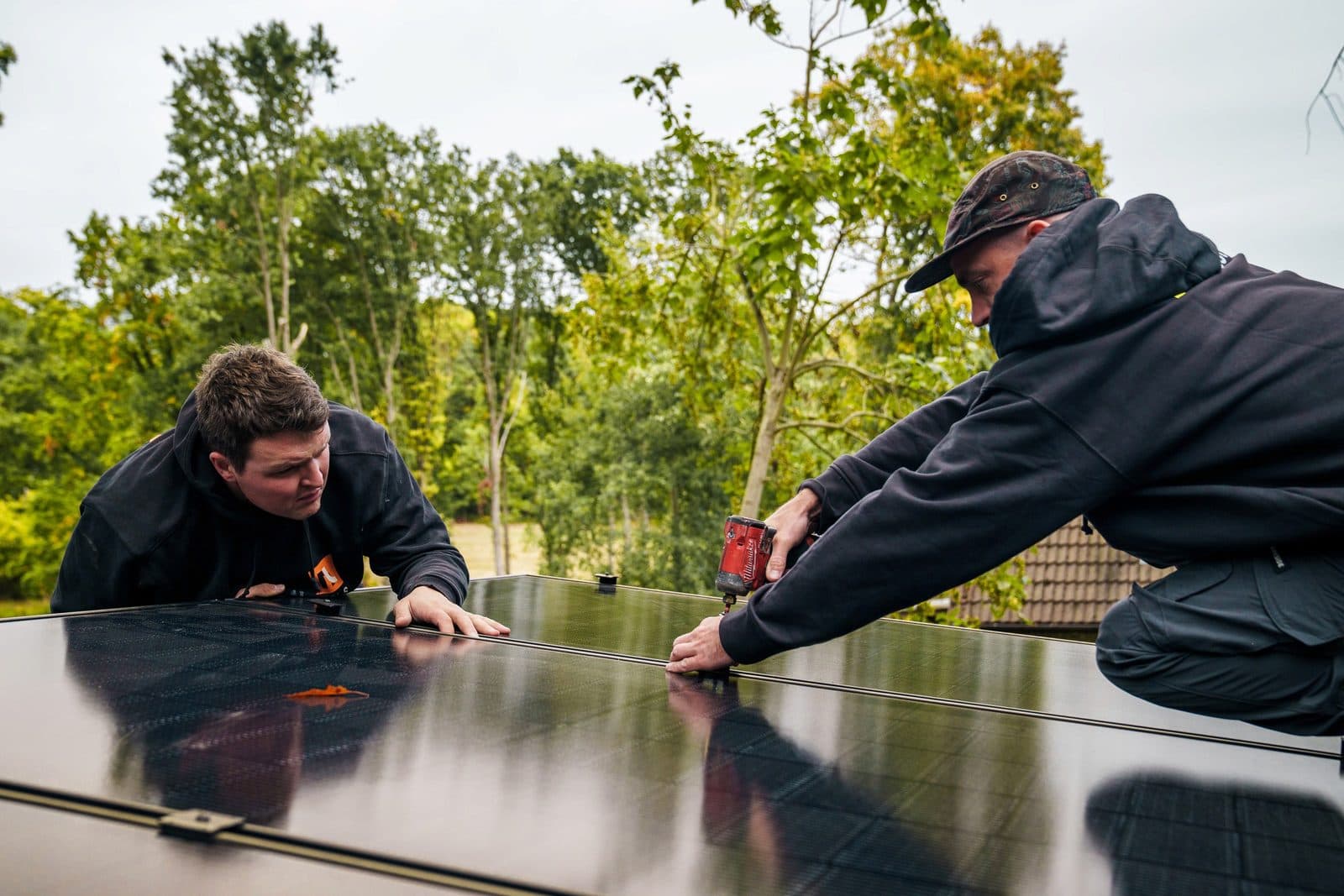 Monteurs van joor.solar plaatsen zorgvuldig een zonnepaneel